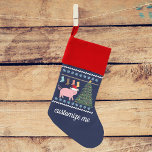 Niedliche Weihnachtszeit Weihnachtsstrumpf<br><div class="desc">Fun farm Strumpf in hässlichem Weihnachtsmuster mit coolen Schneeflocken und einem hübschen Schweinchen. Niedliche pische Weihnachtsdekoration.</div>