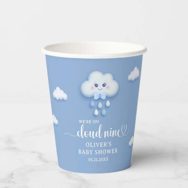 Niedliche weiße Flaute lächelnd neunblauer Himmel Pappbecher (Rückseite)