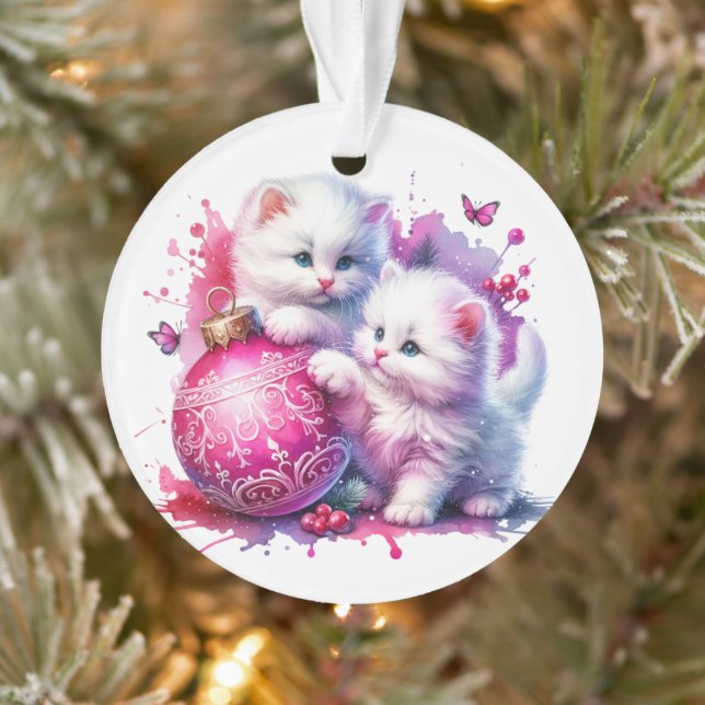 Niedliche weiße Kätzchen spielen mit rosa Weihnach Ornament (Baum)