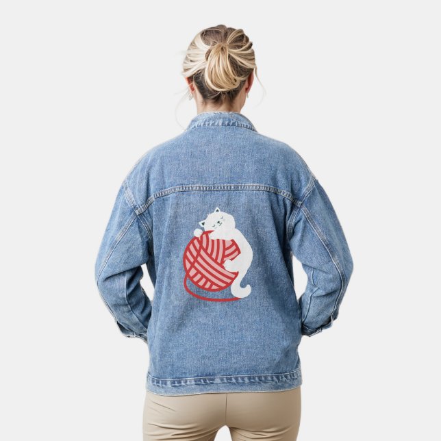 Niedliche weiße Katze mit Garnkugel Jeansjacke (Modell)