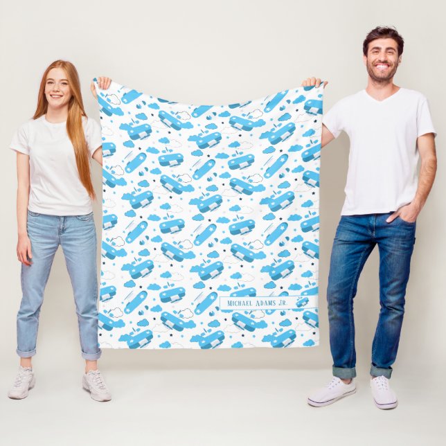Niedliche weiße und blaue Flugzeug und Wolken Kids Fleecedecke (Beispiel)