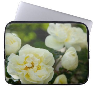 Niedliche Weißrosen für positive Laptopschutzhülle