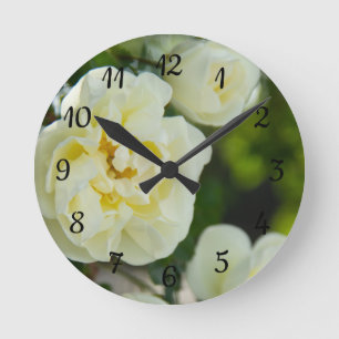 Niedliche Weißrosen für positive Runde Wanduhr
