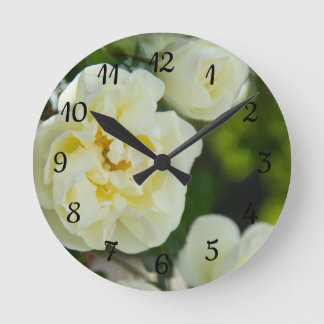 Niedliche Weißrosen für positive Runde Wanduhr