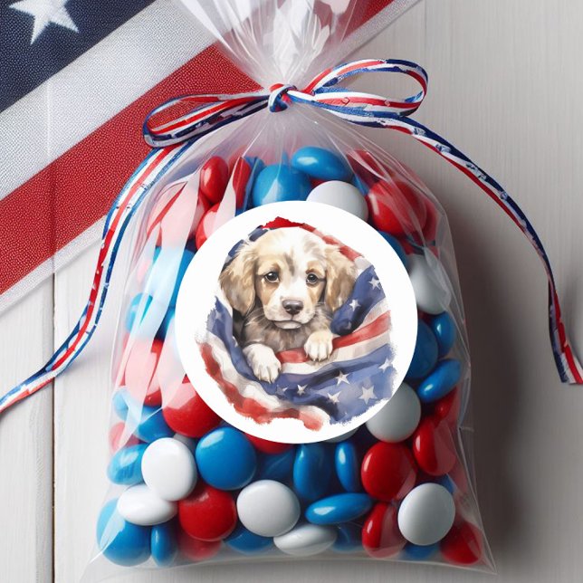 Niedliche Welpe Red White Blue American Flag Runder Aufkleber (Patriotic puppy and American flag sticker)