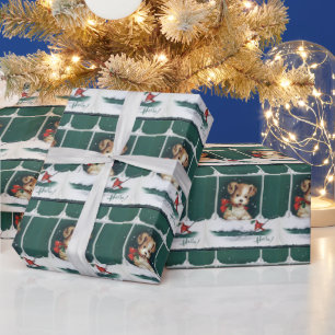 Niedliche Welpe zu Weihnachten im Fenster Geschenkpapier