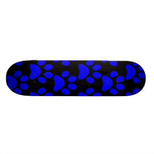 Niedliche Welpen-Hundetatze druckt blaues Skateboard