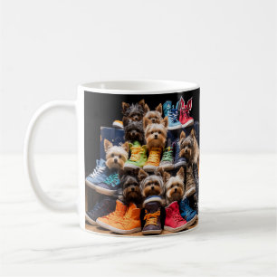 Niedliche Welpen und Schuhe Kaffeetasse