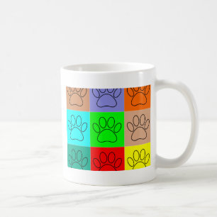 Niedliche Welpenpfähle auf Plätzen Kaffeetasse