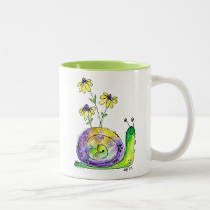 Niedliche Whimsical Happy Snail mit gelben Blumen Zweifarbige Tasse