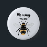 Niedliche Whimsical Mommy, um Baby Dusche zu sein Button<br><div class="desc">Diese niedliche und skurrile Babydusche ist mit einer Bienenabbildungen auf pastellblauem Hintergrund versehen. Dieses Design bietet auch einen Ort, an dem Sie einen Namen hinzufügen können. 'Mommy to bee' kann auf 'Großmutter zu Biene' usw. nach Bedarf bearbeitet werden. Die perfekte Ergänzung zu Ihrer Babydusche zum Thema Natur, großartig als Geschenke!...</div>