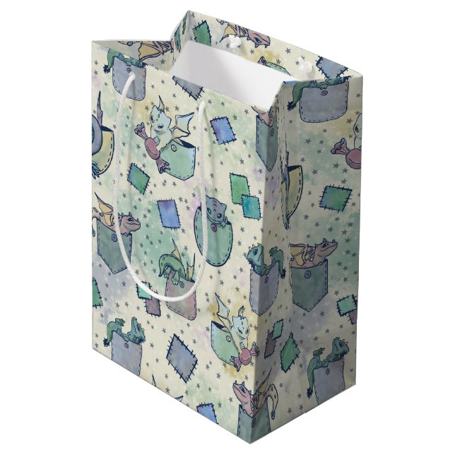 Niedliche Whimsical Pocket Dragons in der Blan-Fle Mittlere Geschenktüte (Rückseite Schrägansicht)