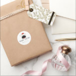 Niedliche White Cat Weihnachtsmannmütze mit Weihna Runder Aufkleber<br><div class="desc">Niedlich und unterhaltsam, eine tolle Möglichkeit, Freunden und Familie in diesem Jahr einen angenehmen Urlaub zu ermöglichen. Das Design umfasst eine Weihnachtsmannmütze tragen, eine weiße Katze mit einem roten Weihnachtsbaumschmuck, einen schwarzen Kalligrafietext "Weihnachten" und einen schwarzen Text, der auf Ihre Geschenkbedürfnisse zugeschnitten oder verlassen werden kann, wie es ist, den...</div>