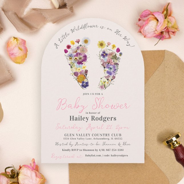 Niedliche Wildblume Fußabdrücke Pink Baby Shower A Einladung (A Little Wildflower Is On Her Way Pressed flower Footprints pink girl baby shower arch invitation)