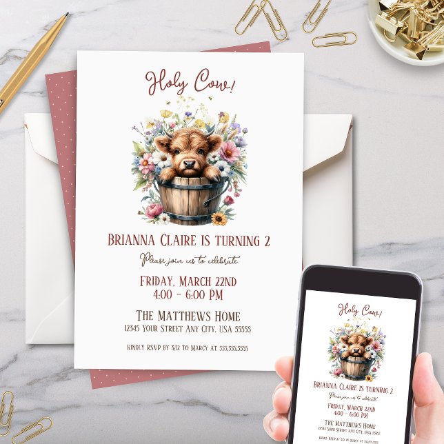 Niedliche Wildblumen Hochland-Kuh-Zuchttier Geburt Einladung (Cute baby highland cow birthday party invitation with wildflowers in vintage wooden bucket)