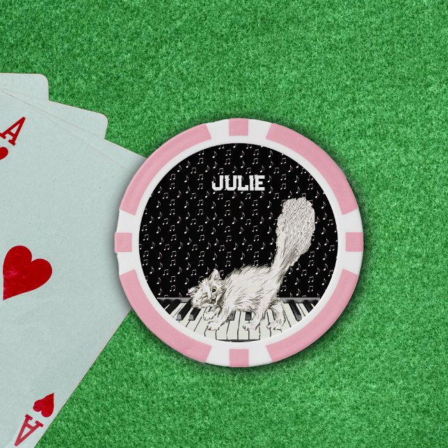Niedliche Winking Cat auf Piano Keys Weiße Musikno Pokerchips (Winking white cat on piano keys with white music notes on poker chip.)