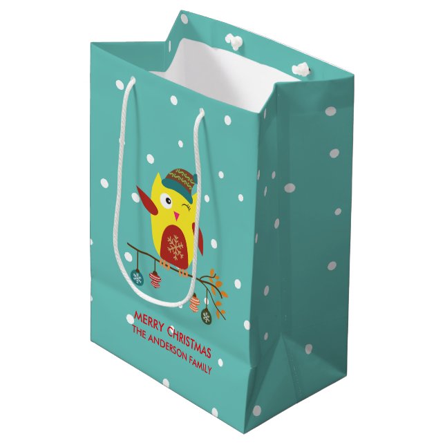 Niedliche Winter Owl WeihnachtsIllustration Mittlere Geschenktüte (Vorderseite Schrägansicht)