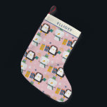 Niedliche Winterpinguine und Snowman Pink Personal Kleiner Weihnachtsstrumpf<br><div class="desc">Spaß kawaii Stil Wintermuster mit niedlichen Pinguinen und Schneemännern in rosa,  personalisiert mit Ihrem Namen.</div>