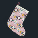 Niedliche Winterpinguine und Snowman Pink Personal Kleiner Weihnachtsstrumpf<br><div class="desc">Spaß kawaii Stil Wintermuster mit niedlichen Pinguinen und Schneemännern in rosa,  personalisiert mit Ihrem Namen.</div>