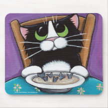 Niedliche wunderliche Tuxedo-Katze, die