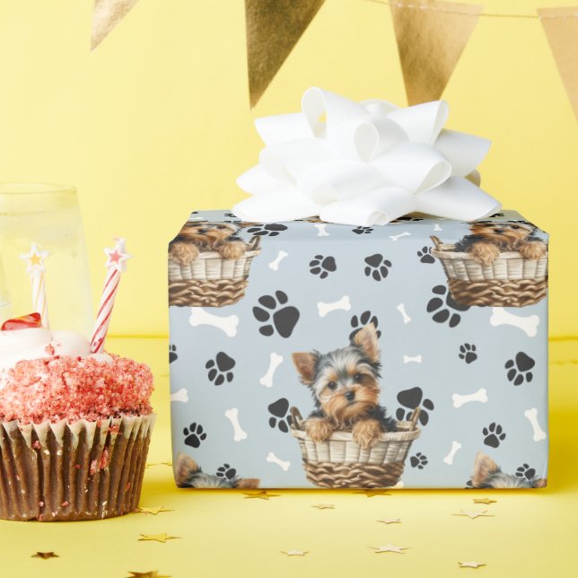 Niedliche Yorkie-Welpe in Basket Paw Print Geschenkpapier (Geburtstagsparty)