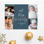 Niedlichen Vier FotoCollage Weihnachten<br><div class="desc">Niedliche Weihnachtsfoto-Postkarte mit festlichem, lustigen Text in modernem, elegantem Kalligrafieschrift, in dem "essen, schlafen und fröhlich sein" steht. Zwischen dem Text, der wie ein Weihnachtsbaum aussieht, ist eine Aquarellabbilderung eines roten und grünen Heiligen zu sehen! Auf dem himmlisch blauen Hintergrund. Fügen Sie Ihre vier Lieblingsbilder der Familie und Ihre benutzerdefinierte...</div>