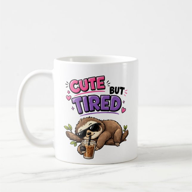 Niedlicher aber müder Faultier mit Eiskaffee Kaffeetasse (Links)