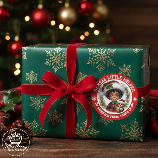 Niedlicher Afroamerikaner Runder Aufkleber (Large Round Sticker: Santa's Little Helper African American Boy Sticker in Red and Green Flannel. )