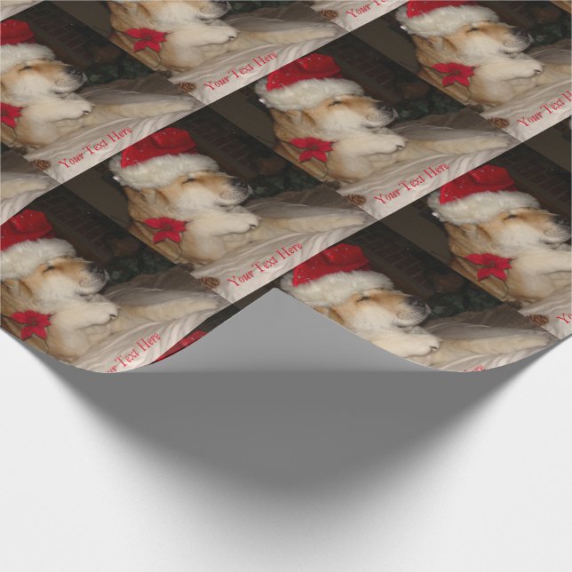 Niedlicher Akita Hund, der Pfoten Weihnachtsmannmü Geschenkpapier (Ecke)