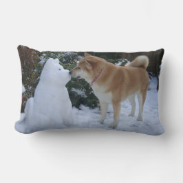 niedlicher akita Hund küsst Schneemann bei Weihnac Lendenkissen