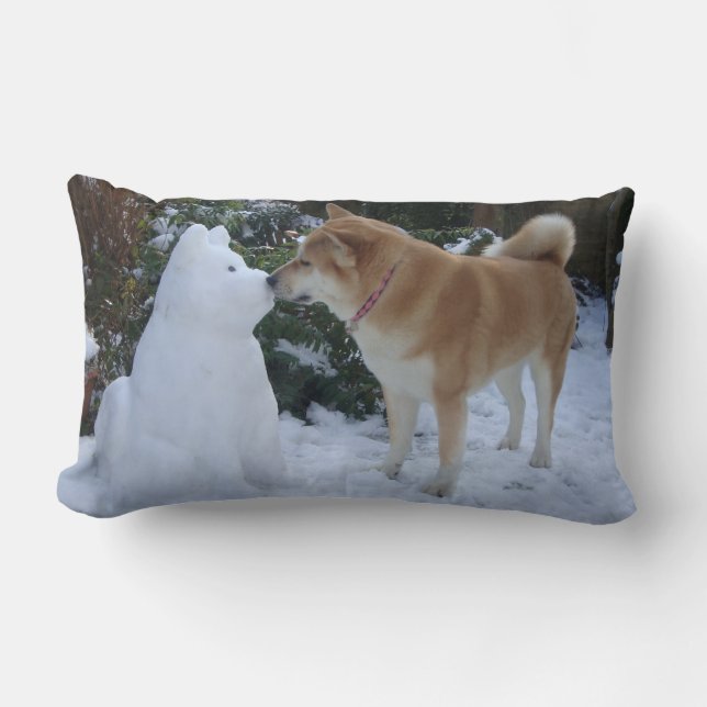niedlicher akita Hund küsst Schneemann bei Weihnac Lendenkissen (Vorderseite)