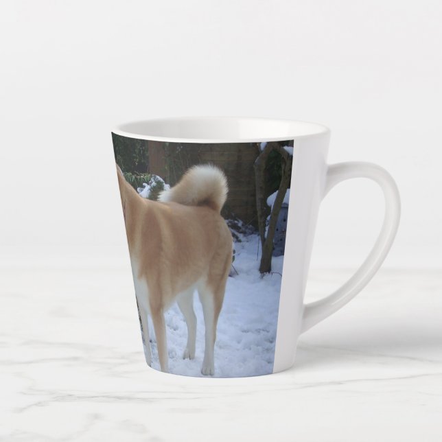 niedlicher akita Hund küsst Schneemann für Weihnac Milchtasse (Rechts)