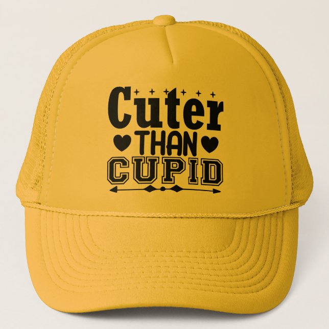 Niedlicher als Cupid Truckerkappe (Vorderseite)
