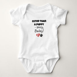 Niedlicher als ein Welpe + Name des Hundes, lustig Baby Strampler