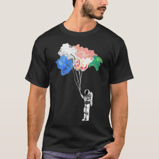 Niedlicher Astronaut, der auf Abstrakten Ballons s T-Shirt