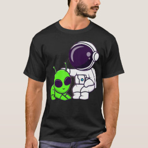 Niedlicher Astronaut, der mit einem Alien-Cartoon T-Shirt