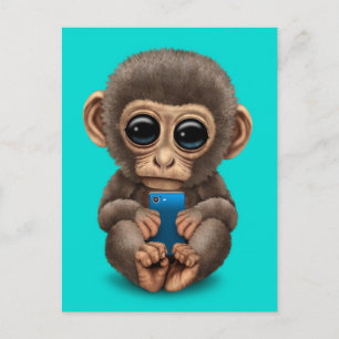 Niedlicher Baby-Affe, der ein Mobiltelefon blau hä Postkarte