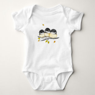 Niedlicher Baby Bird 3 Chickadee auf Baumzweig Baby Strampler