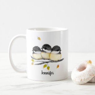 Niedlicher Baby Bird 3 Chickadee auf Baumzweig Kaffeetasse