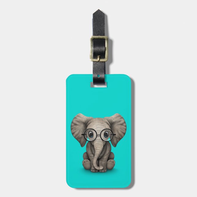 Niedlicher Baby-Elefant mit den Lesegläsern blau Gepäckanhänger (Vorderseite vertikal)