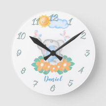 Niedlicher Baby Elephant mit orangefarbenen Blume 