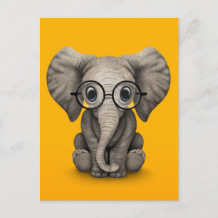 Niedlicher Baby Elephant mit Reading Glasses Yello Postkarte