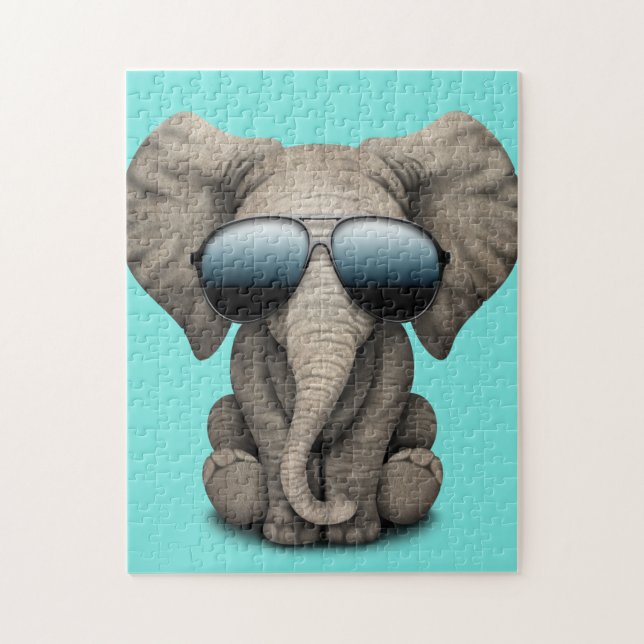 Niedlicher Baby Elephant mit Sonnenbrille (Vertikal)