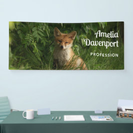 Niedlicher Baby Fox in einem grünen Wald Banner