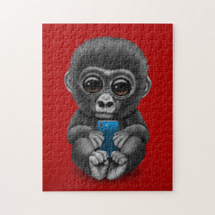 Niedlicher Baby-Gorilla, der ein Zellen-Telefon