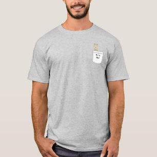 Niedlicher Baby Llama in einer Hosentasche mit Nam T-Shirt