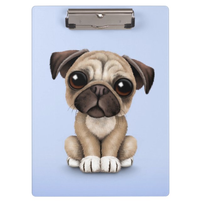 Niedlicher Baby-Mops-Welpen-Hund auf hellblauem Klemmbrett (Vorderseite)