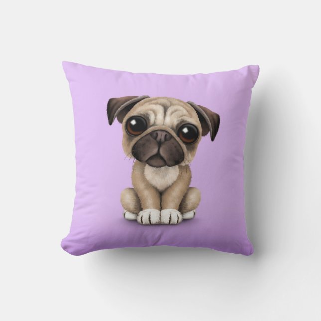 Niedlicher Baby-Mops-Welpen-Hund auf Lila Kissen (Vorderseite)