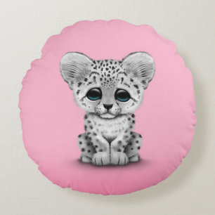 Niedlicher Baby-Schnee-Leopard CUB auf Rosa Rundes Kissen
