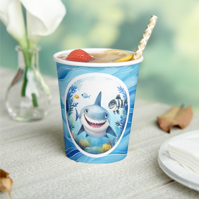Niedlicher Baby Shark Fish Under Sea Birthday Boy Pappbecher (In Situ)